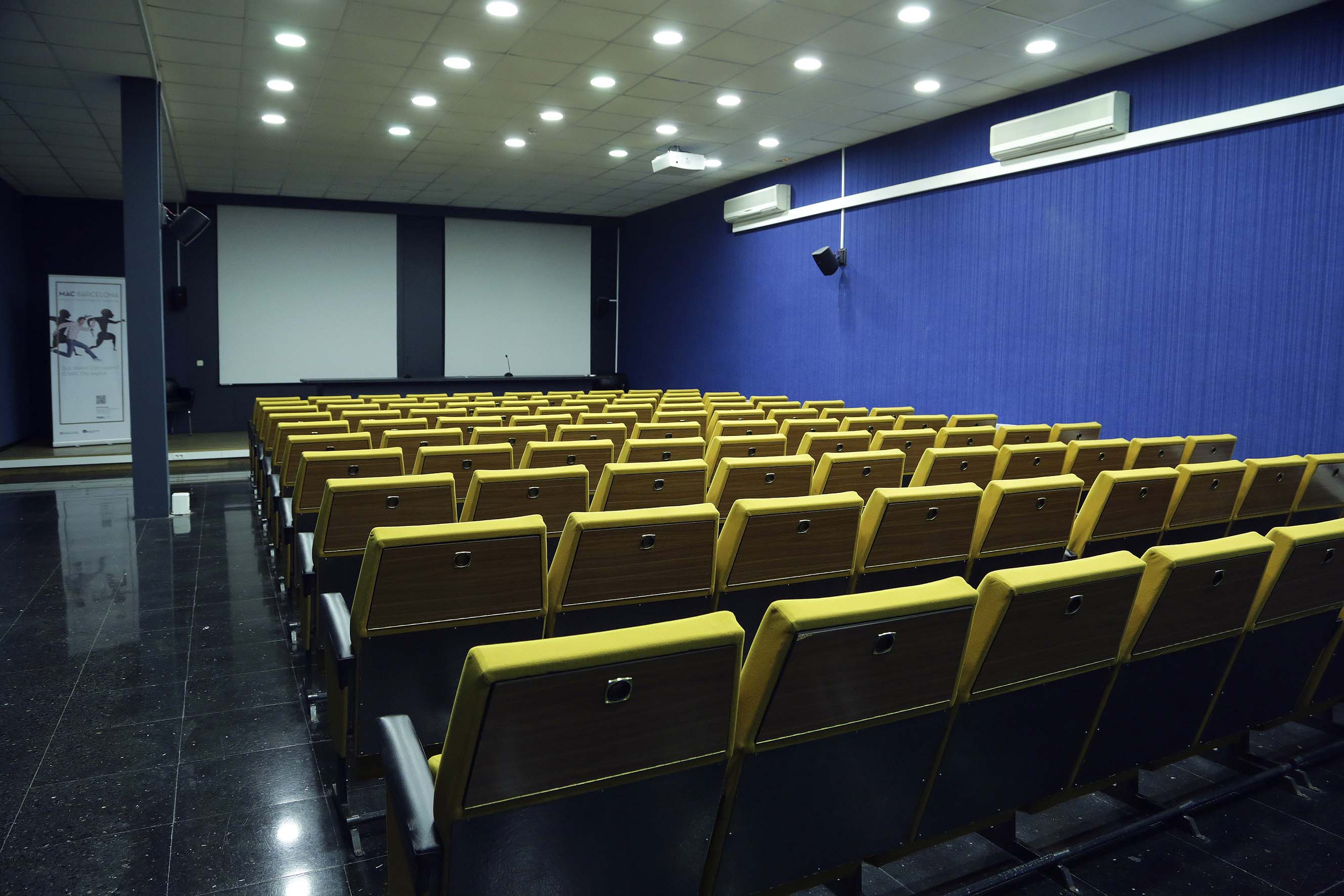 Exterior de la façana del Museu d'Arqueologia de Catalunya a Barcelona.