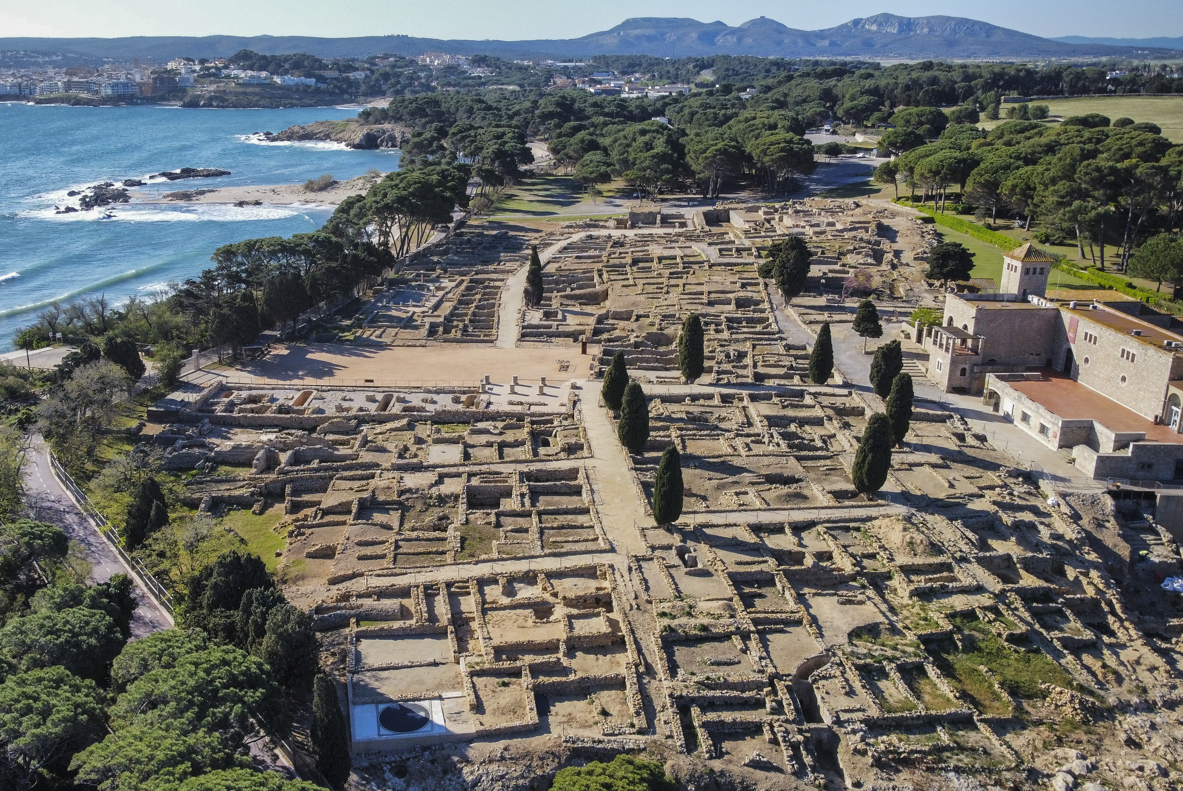 Ciutat grega d'Empúries des de l'aire, mar de fons. 
