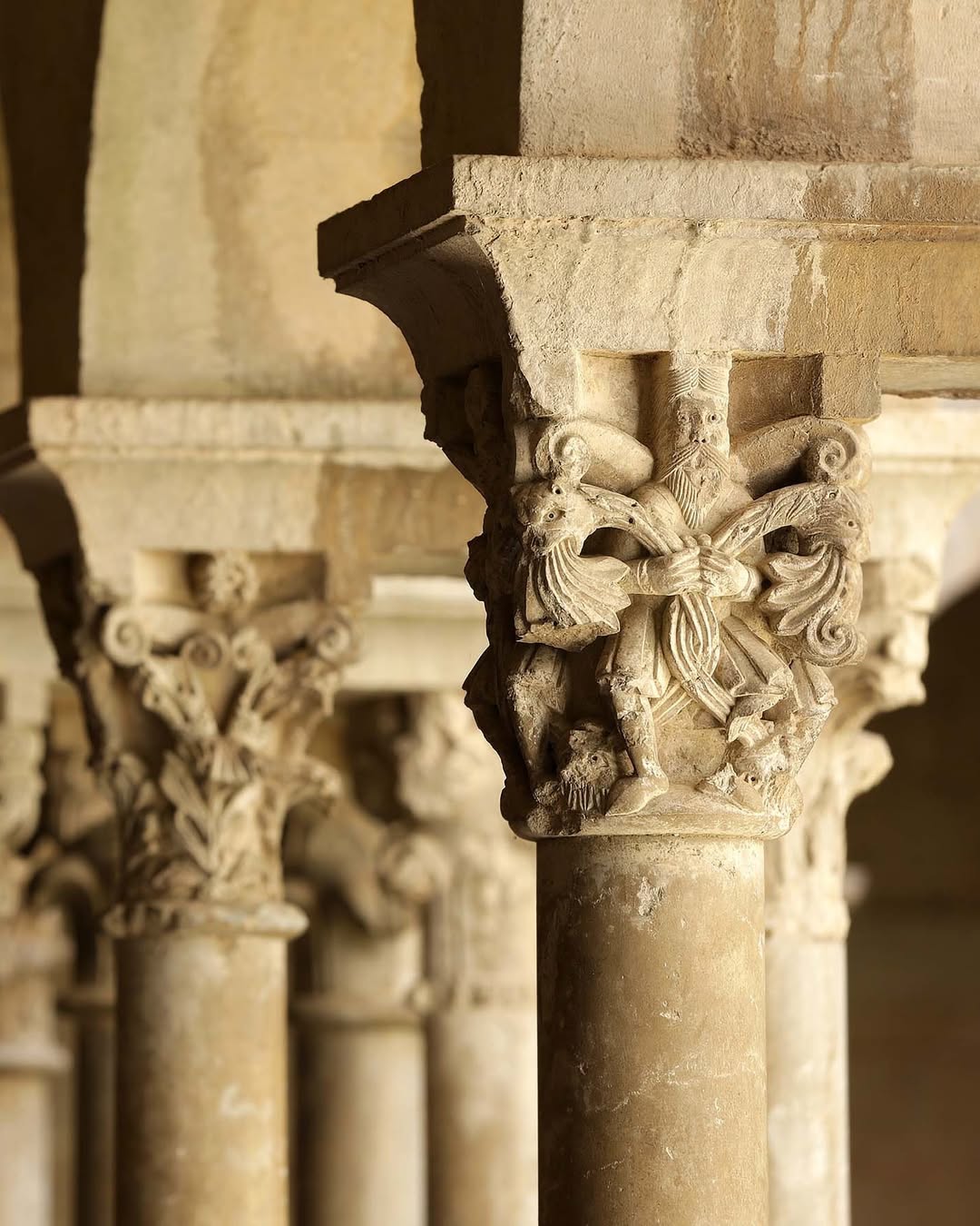 Detall d'un capitell en un claustre romànic.