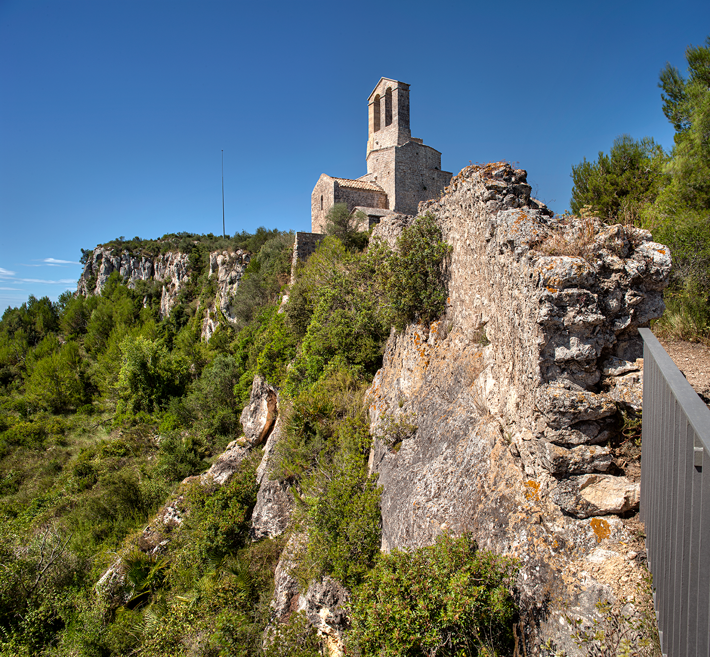 Església envoltada de natura mirant per sobre un precipici.