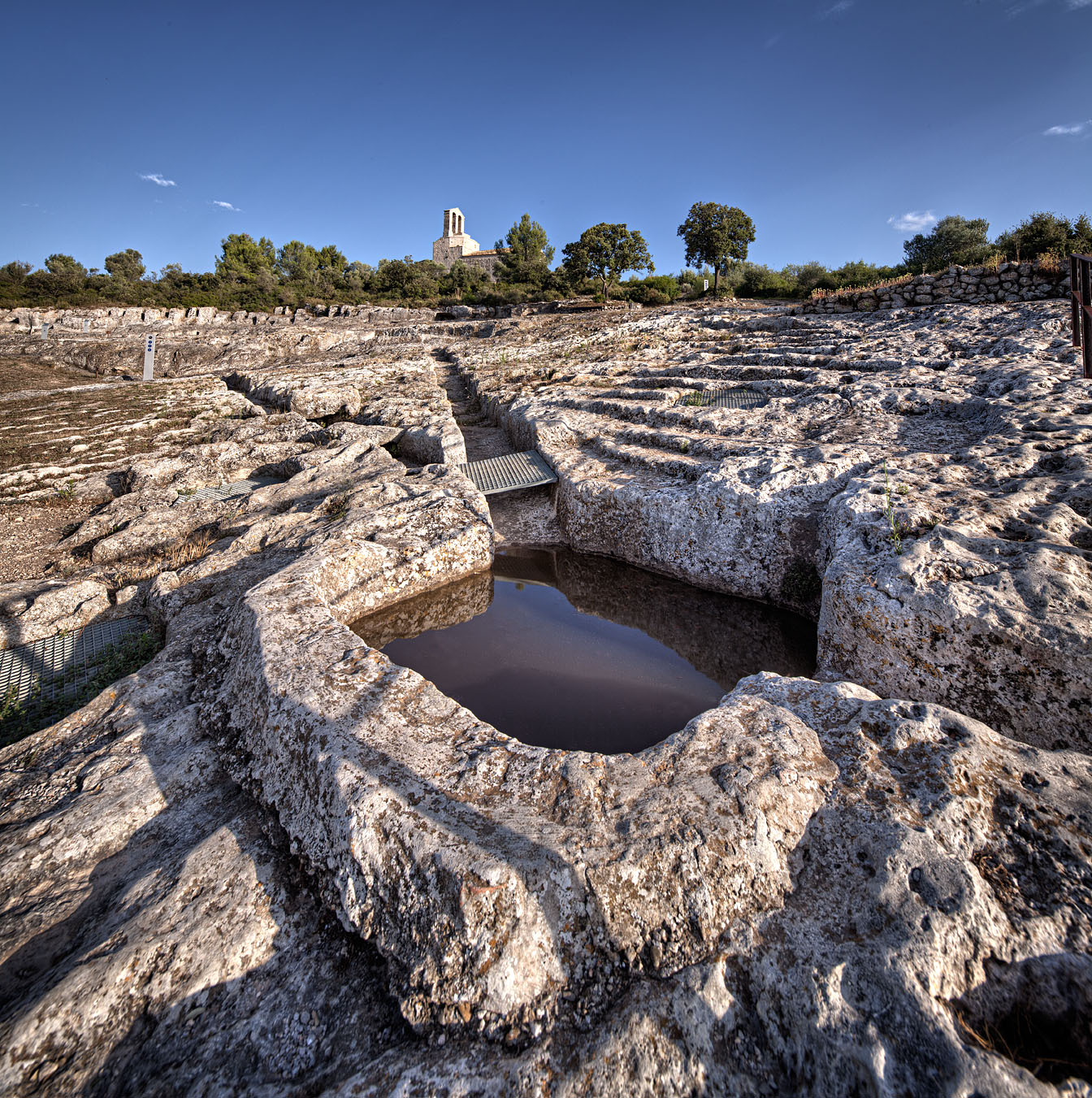 El jaciment d'Olèrdola amb l'esglèsia de Sant Miquel al fons.