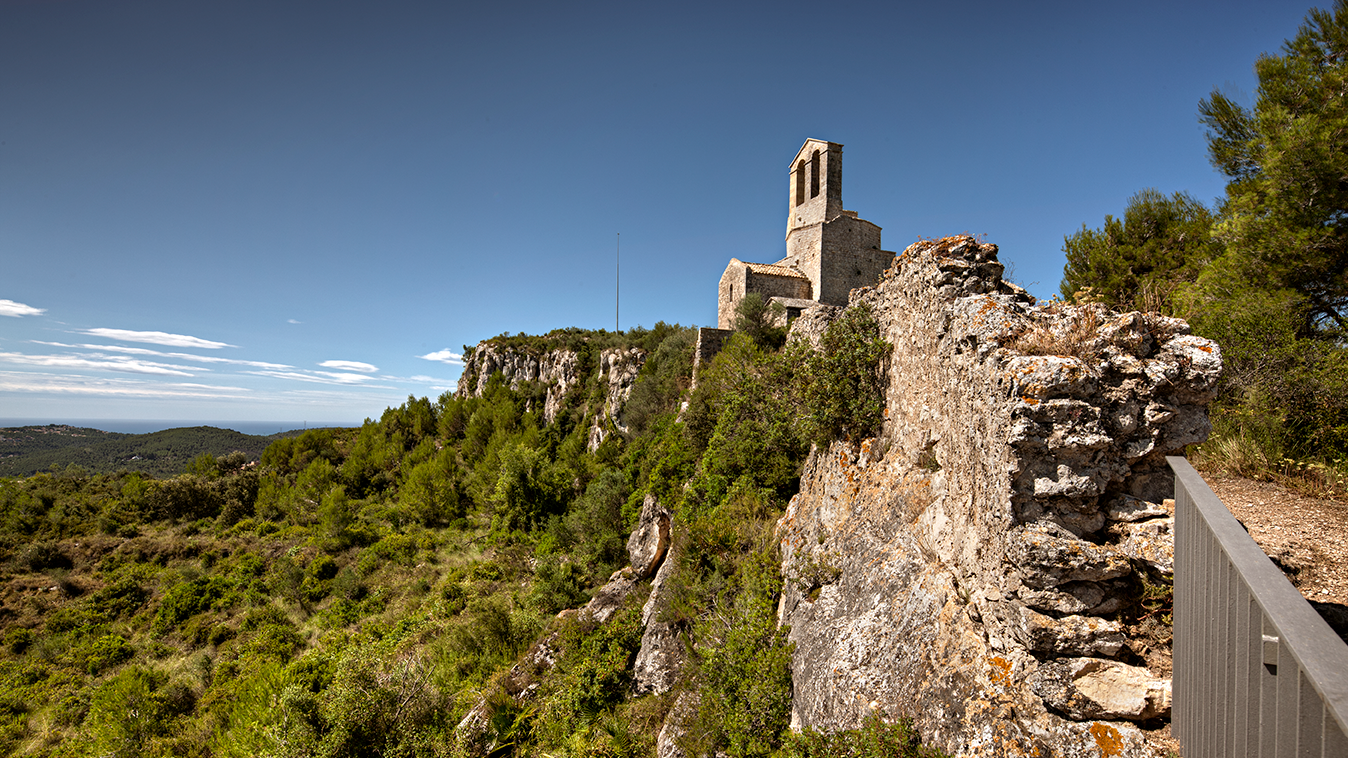 Església envoltada de natura mirant per sobre un precipici.
