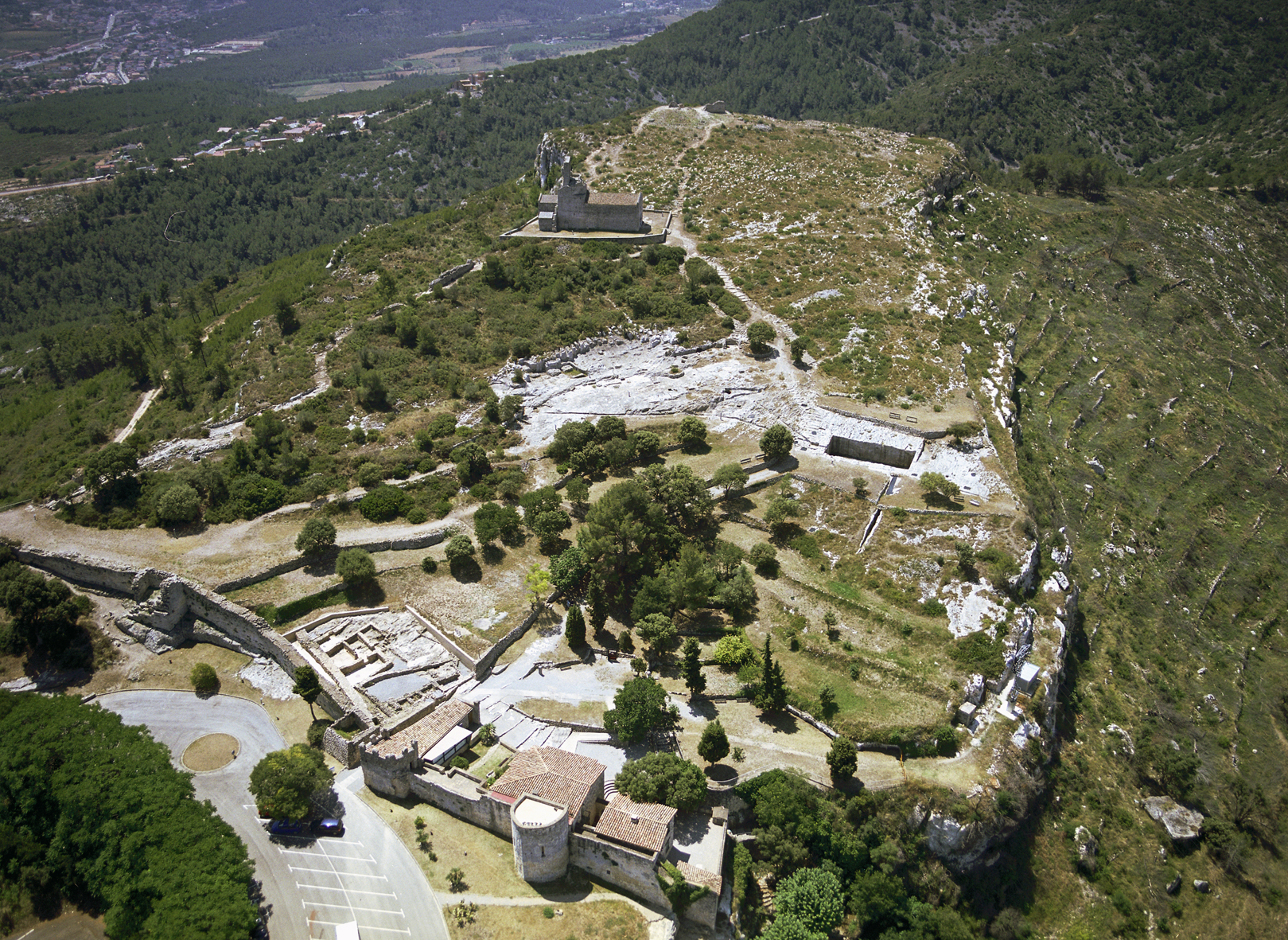 El jaciment d'Olèrdola amb l'esglèsia de Sant Miquel al fons.