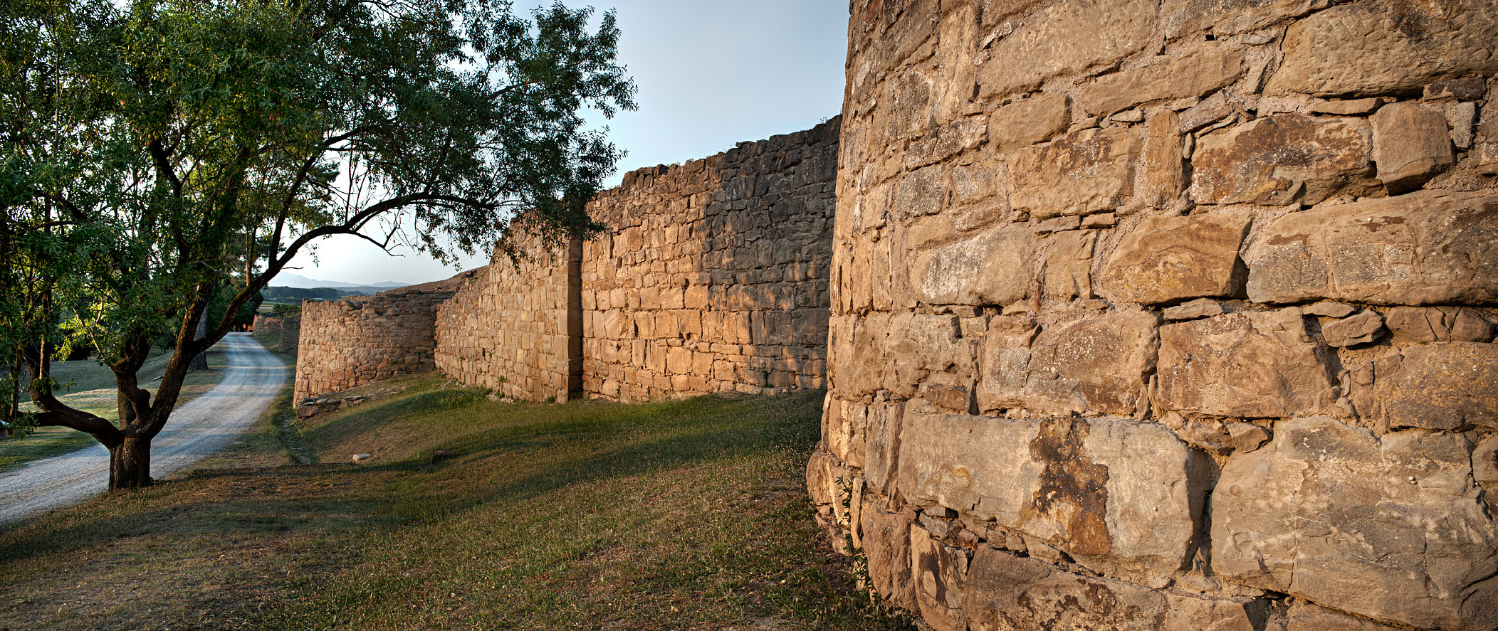 Jaciment entre camps i natura vist des de l'aire.