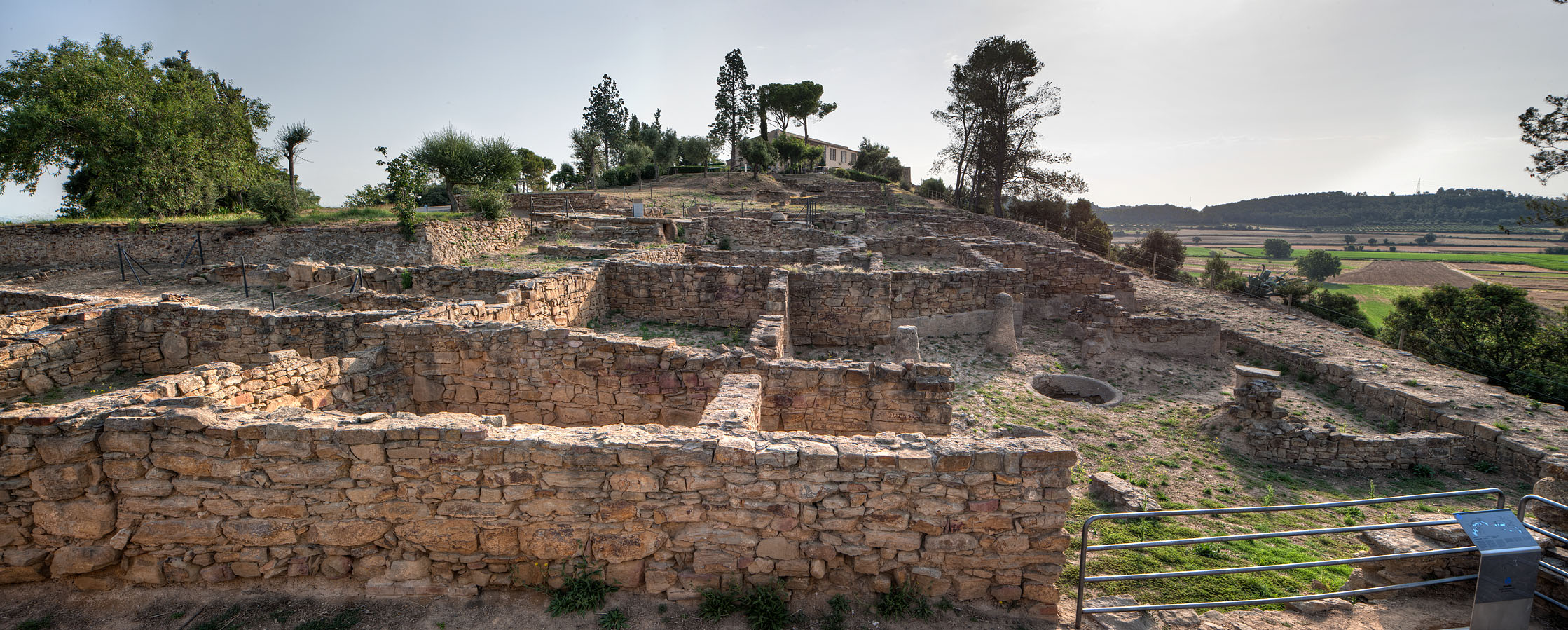 Part del jaciment d'Ullastret amb natura al voltant.