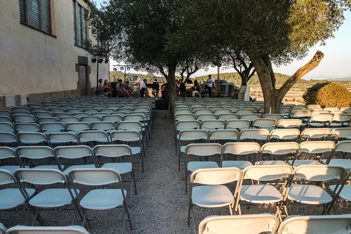Esplanada amb cadires preparades per una presentació.