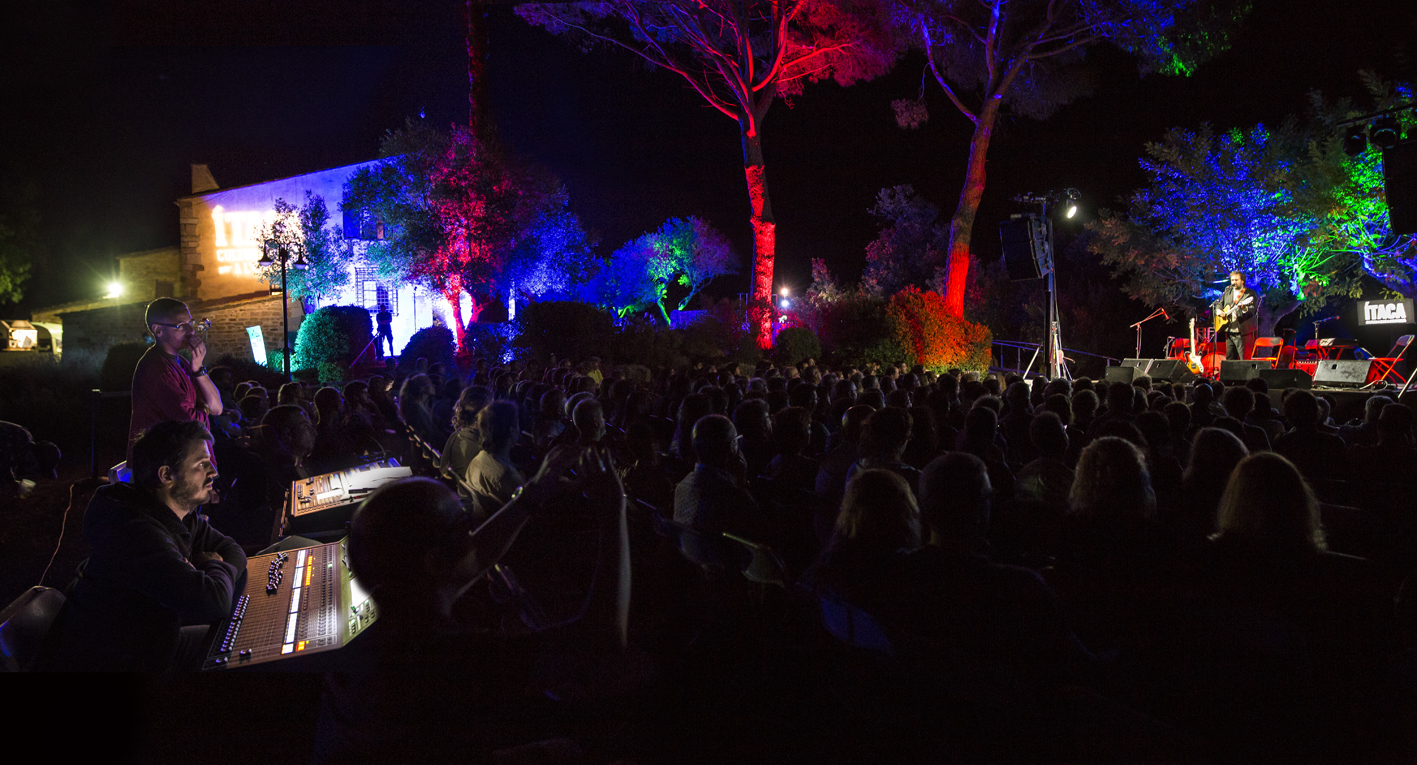 Concert de Roger Mas a la ciutat ibèrica d'Ullastret.