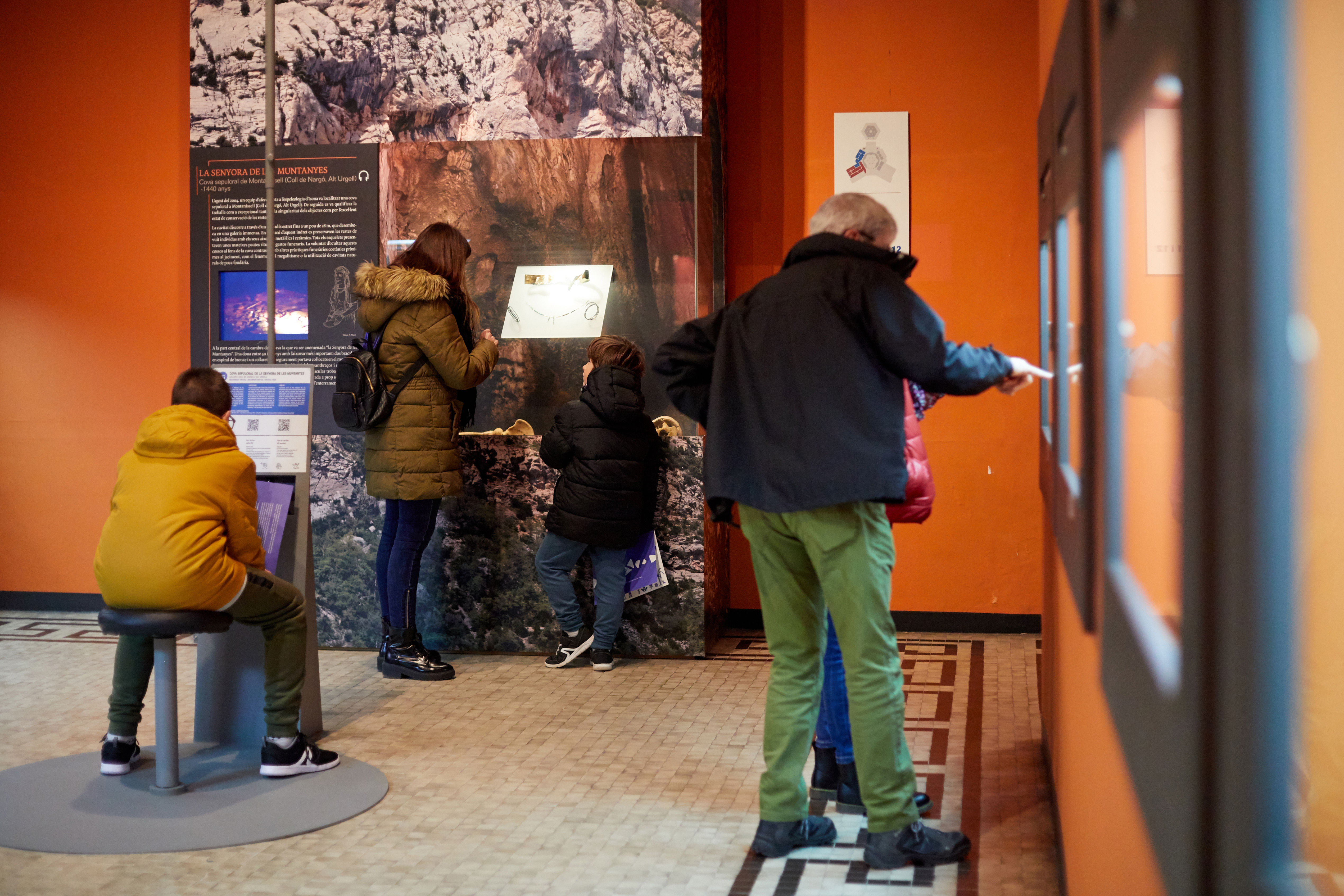 Un visitant en una exposició sobre Prehistòria a Catalunya.