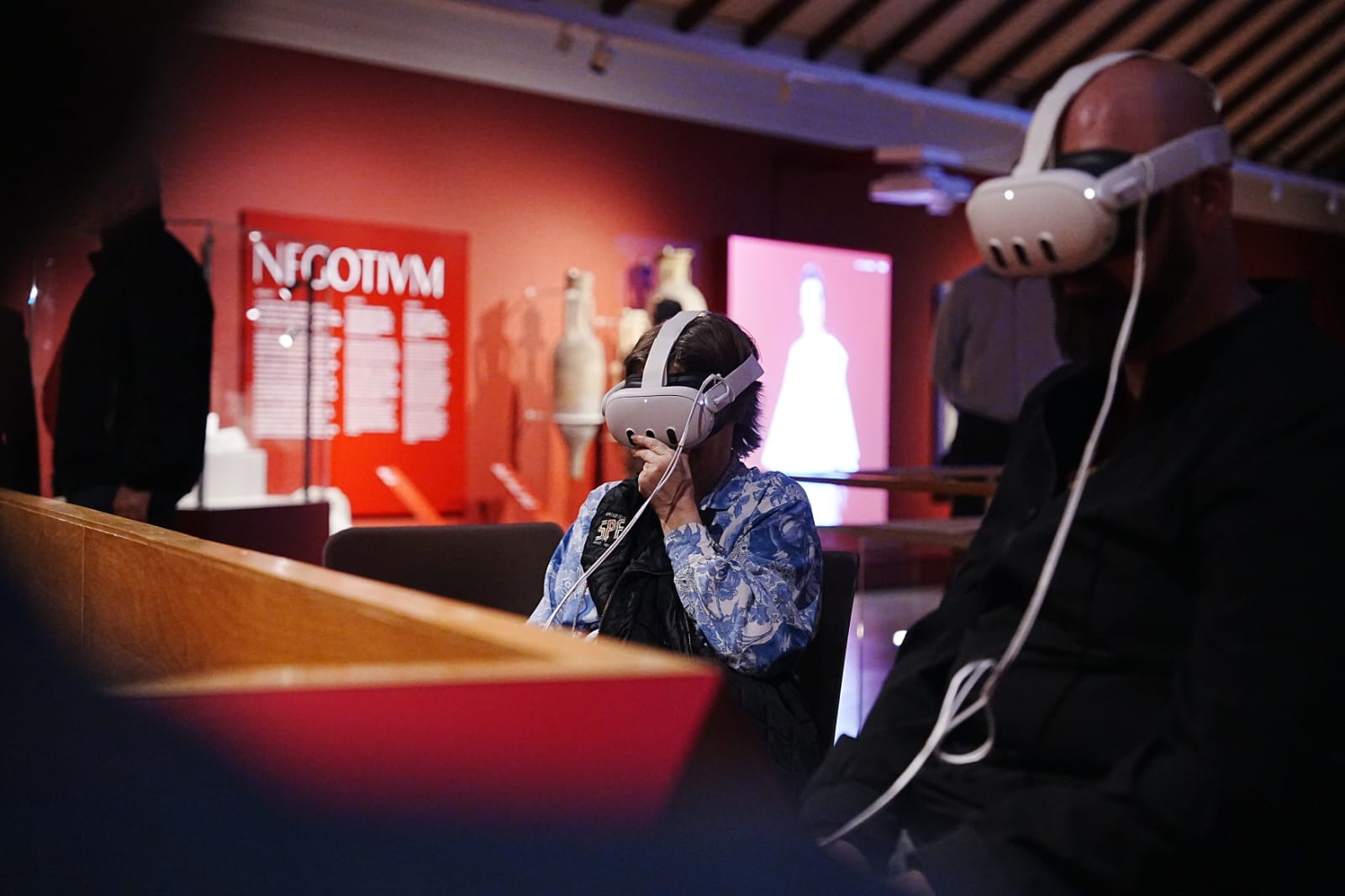 Un visitant amb ulleres 360º