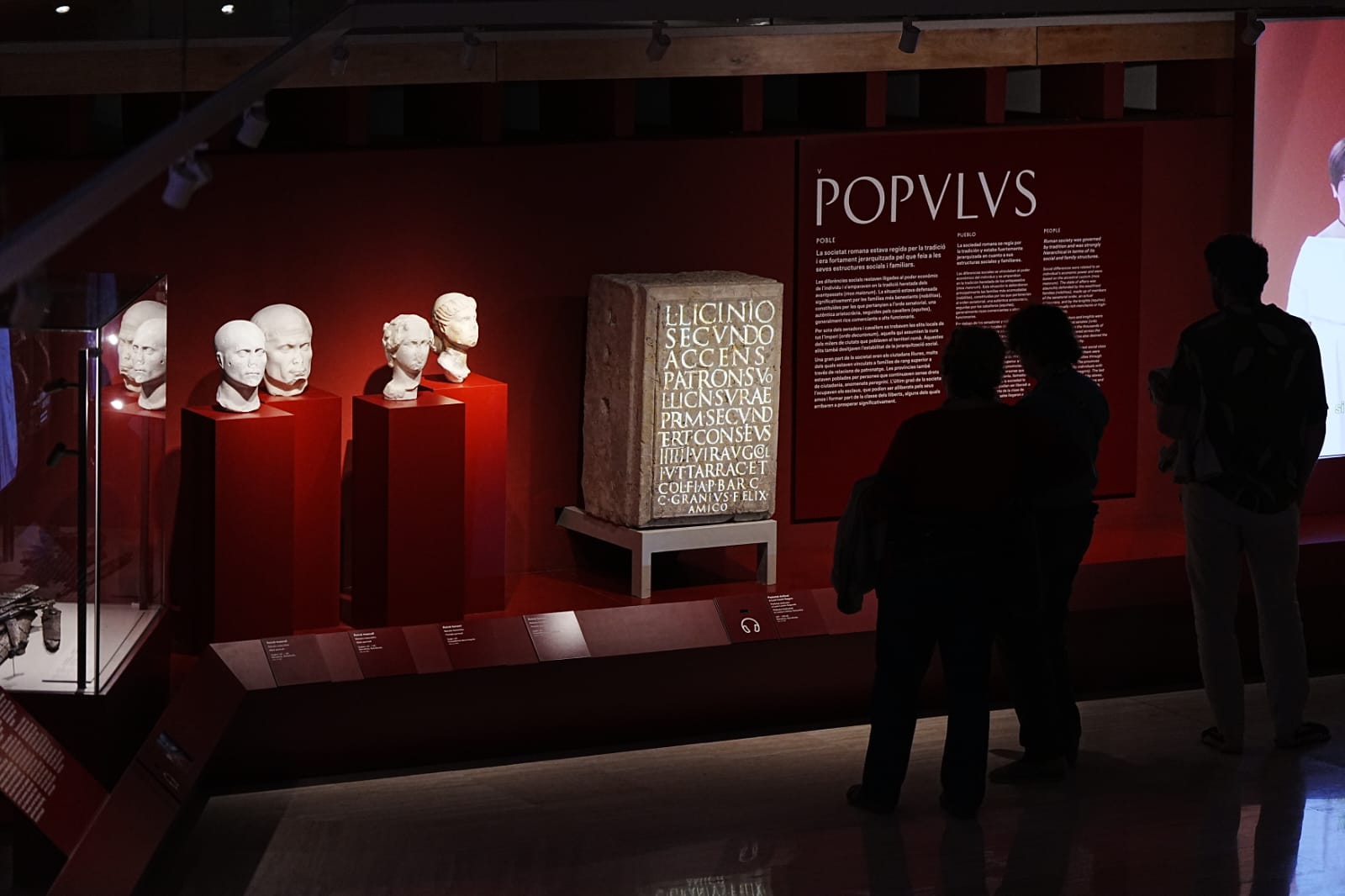 Bustos romans en una sala de museu.