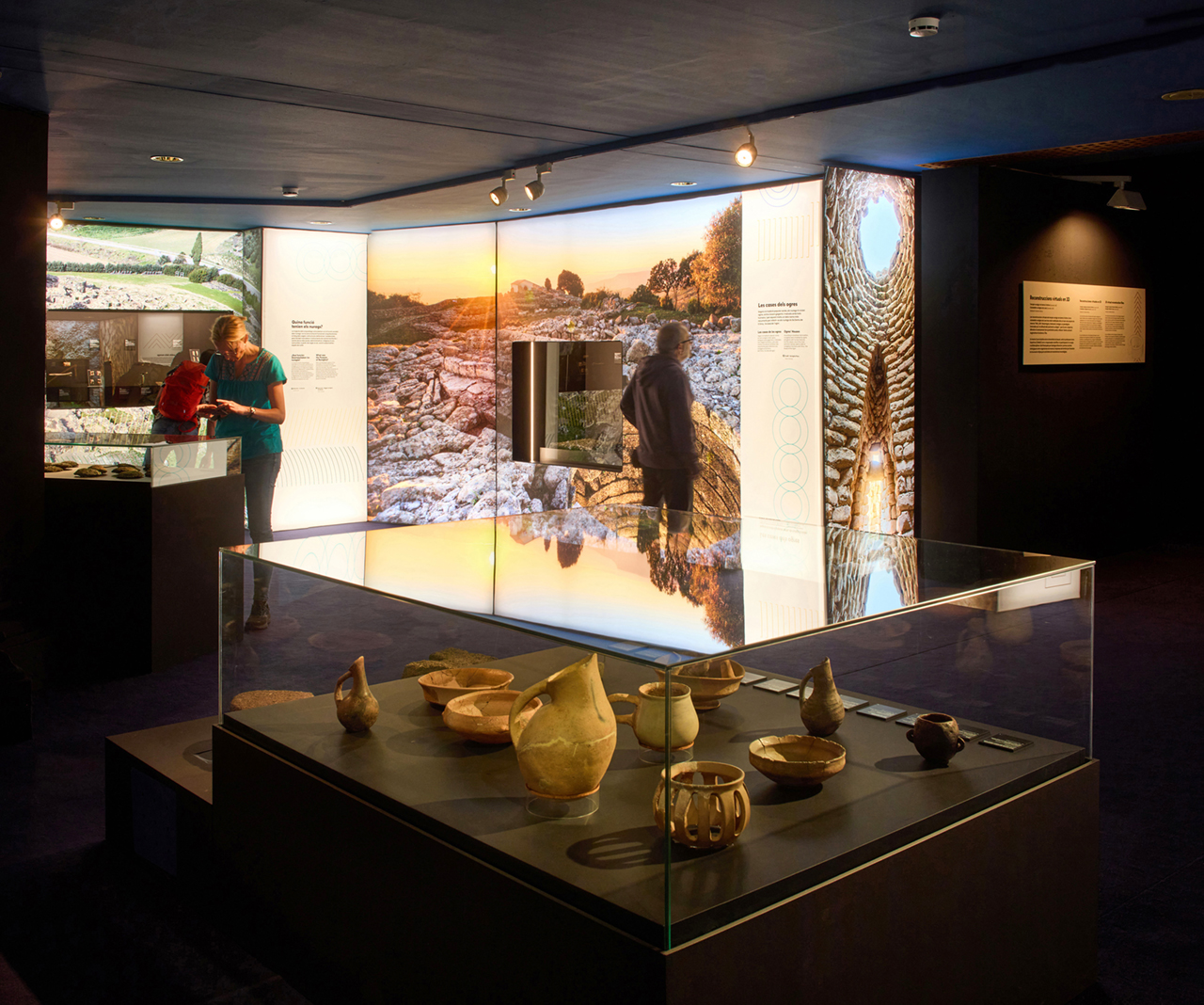 Sala d'un museu amb vitrines
