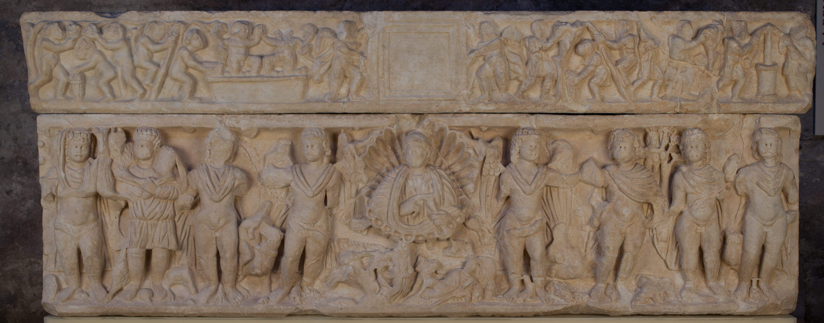 Sarcòfag de pedra amb imatges en relleu.