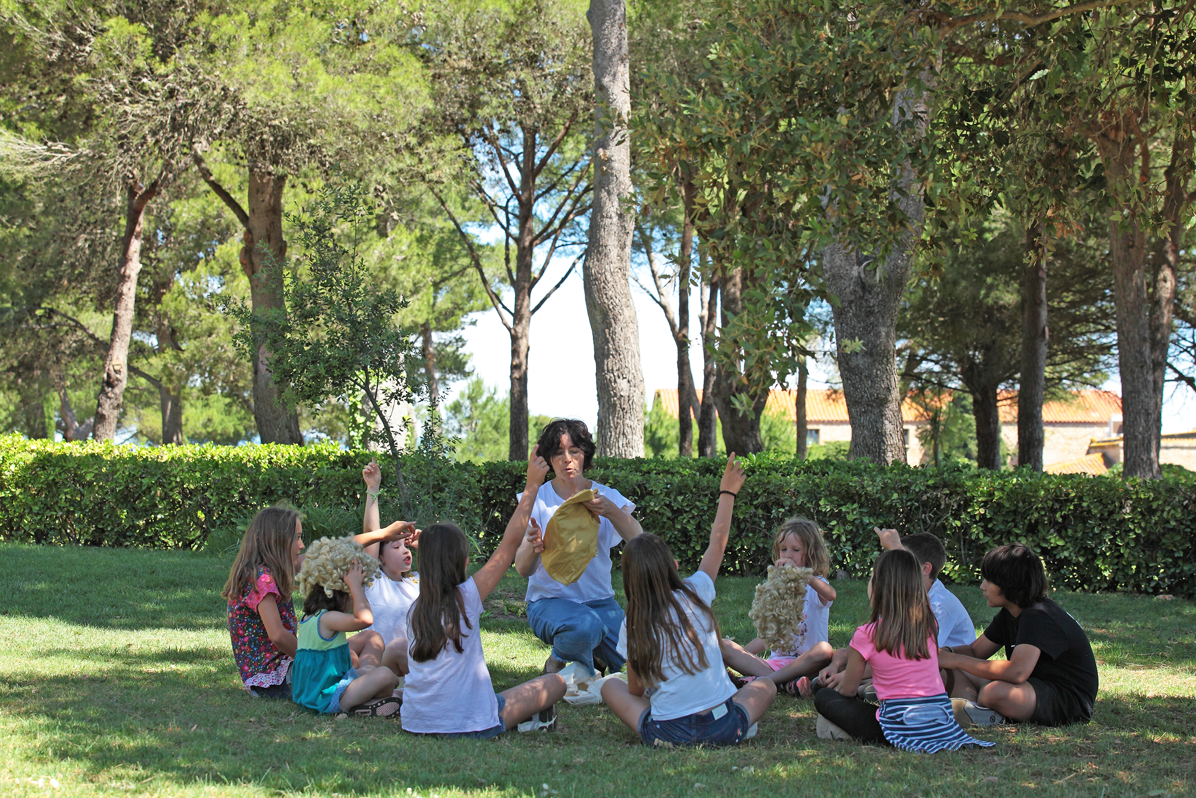 Una classe d'infants de primària participant d'una activitat a l'aire lliure. 