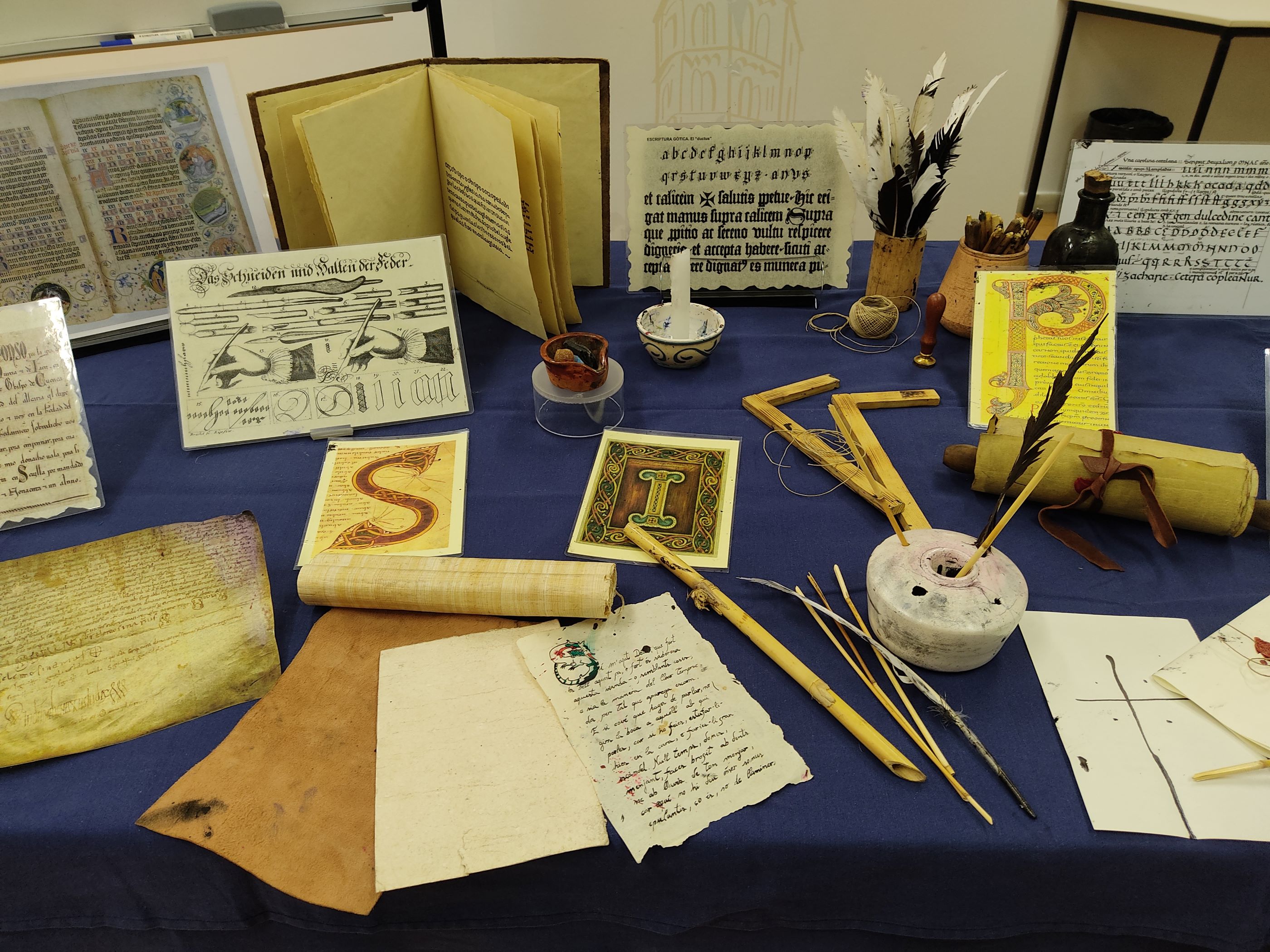 Taula amb diversos estris per escriptura antiga.