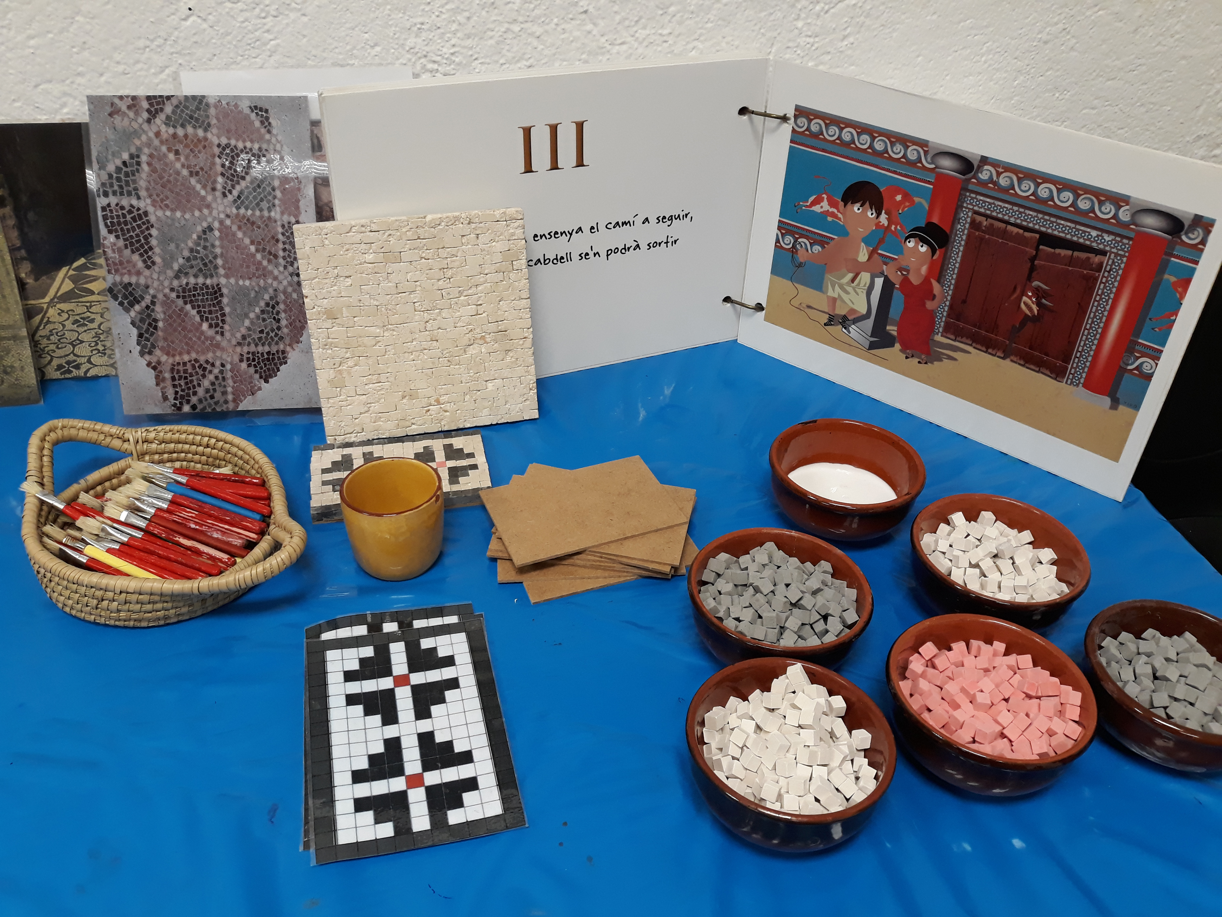 Preparació d'estris per fer mosaics romans.