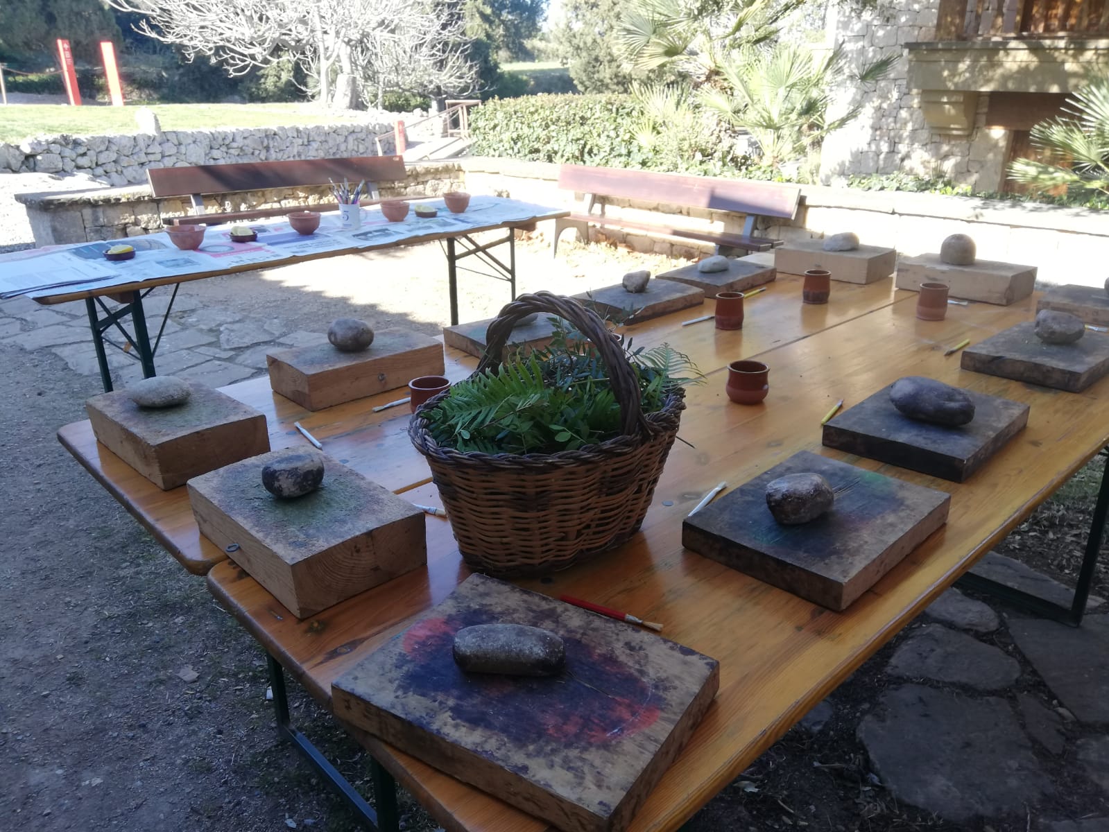 Taula preparada amb estris per fer tintatge