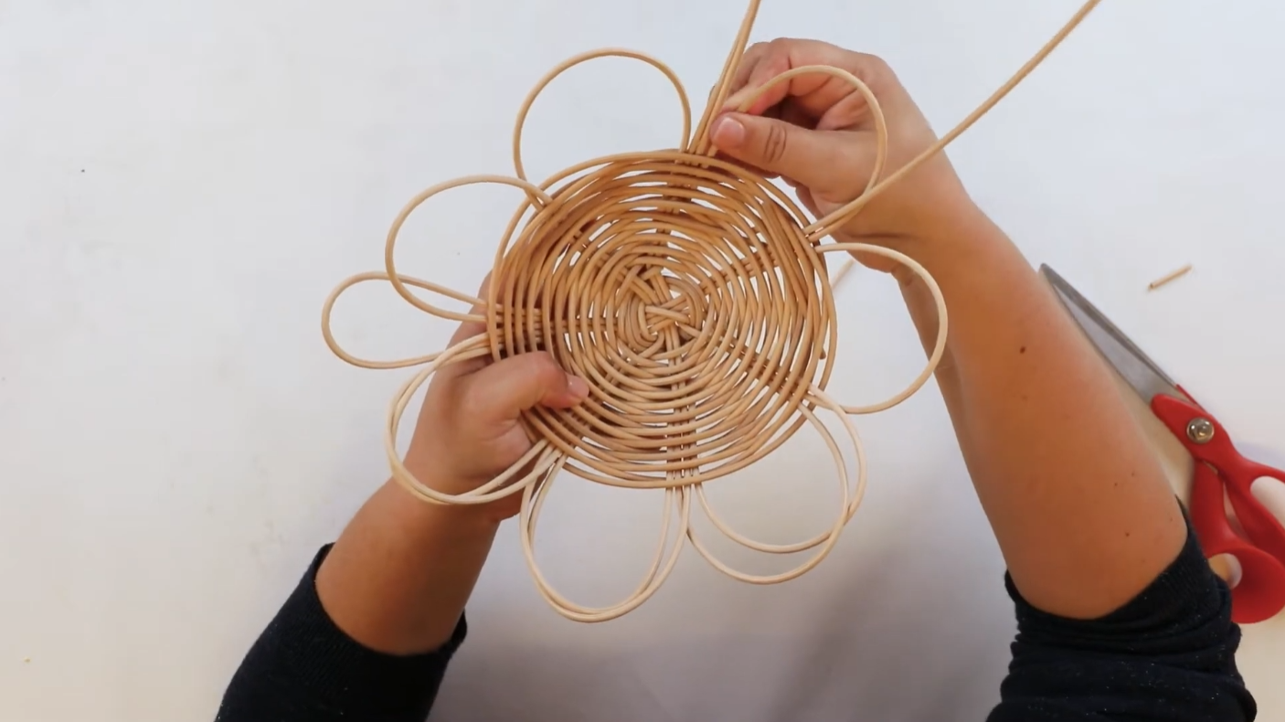 Construcció d'un cistell a mà.