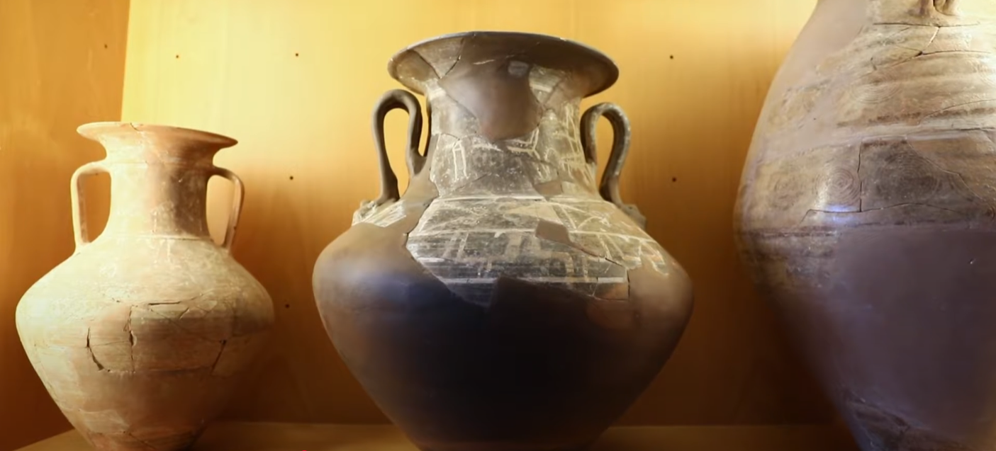 Tres vasos arqueològics en una vitrina