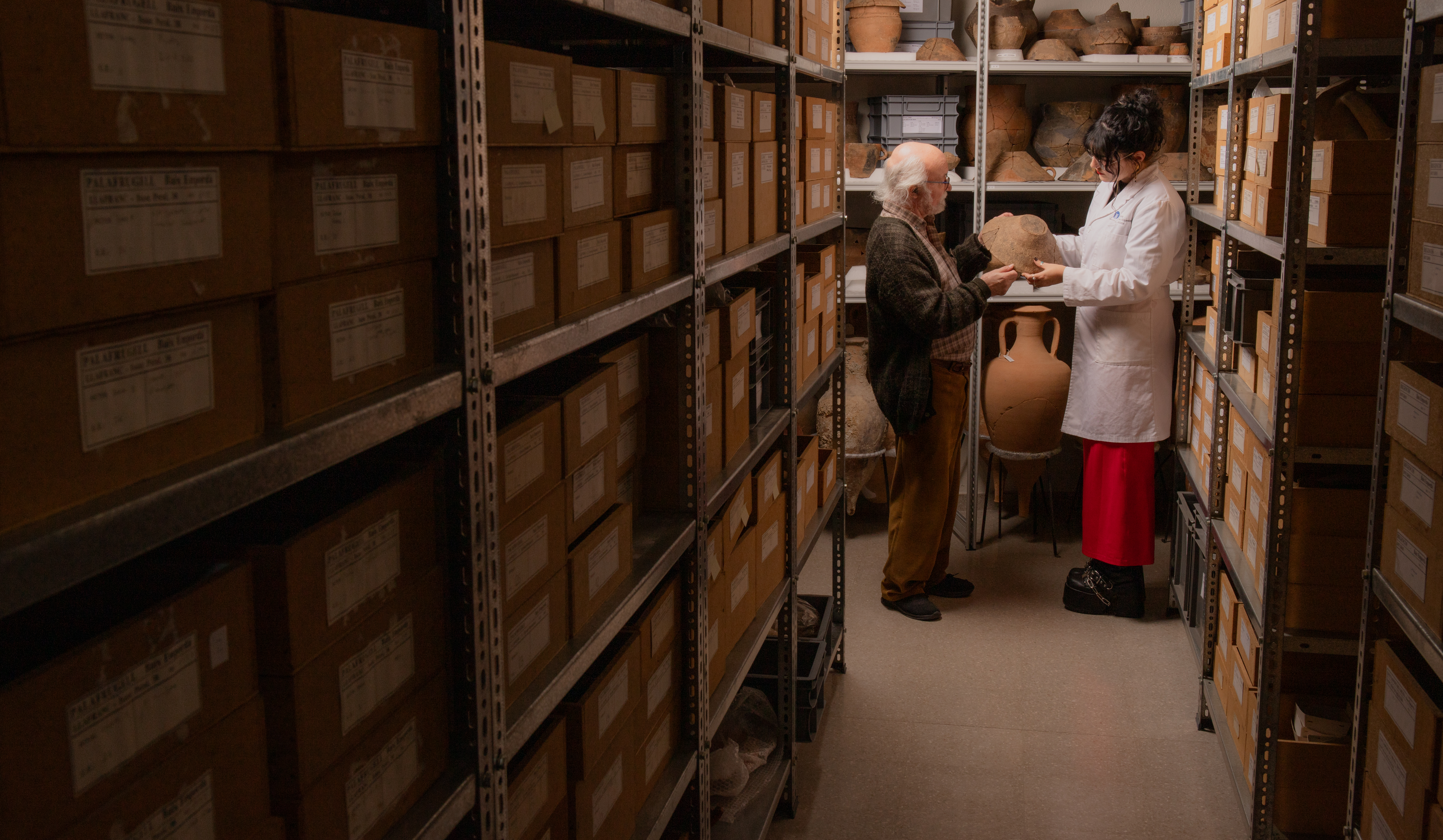 Dos investigadors examinen una peça a l'arxiu del museu.