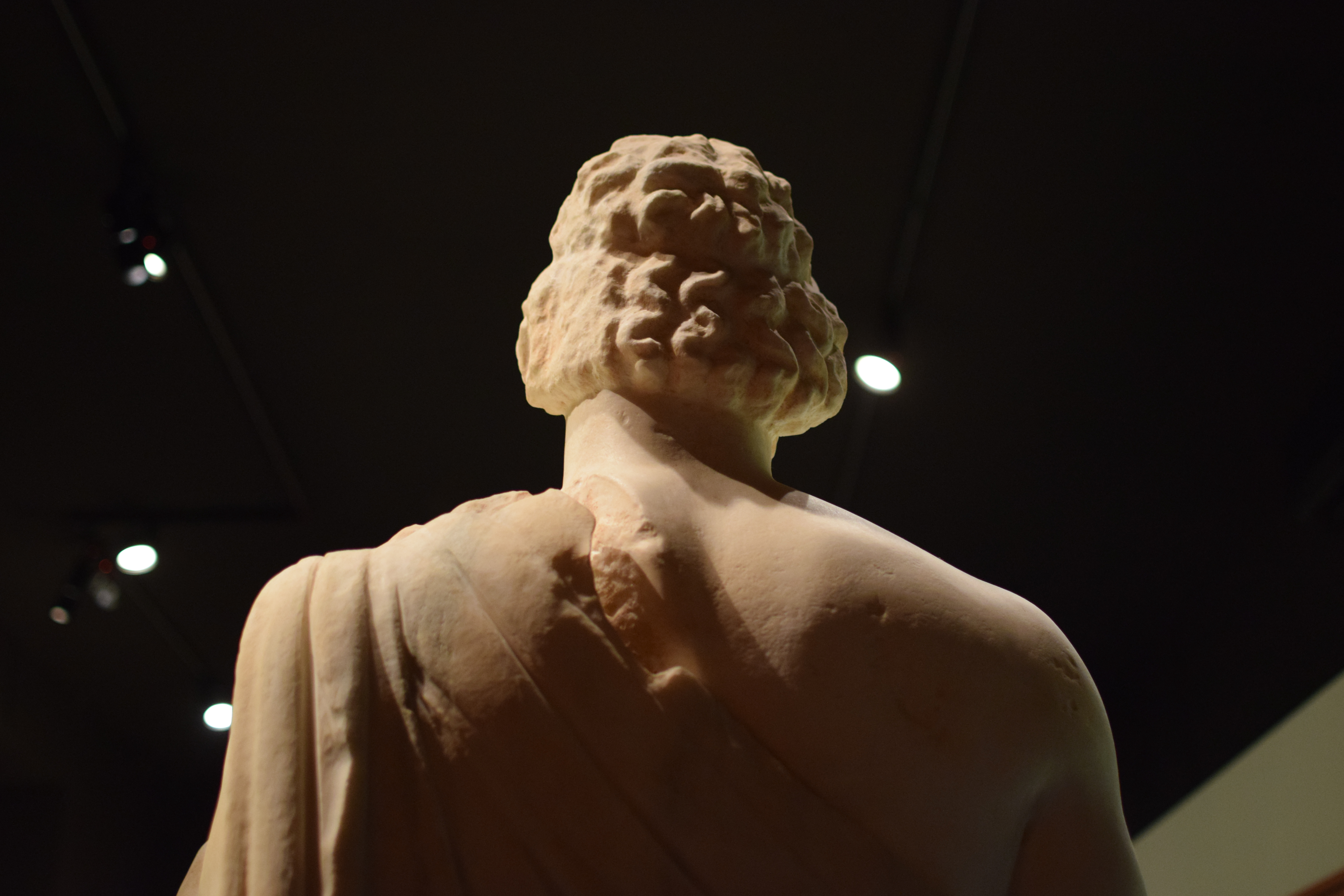 L'estàtua del Déu Asclepi, una escultura grega, d'esquenes.