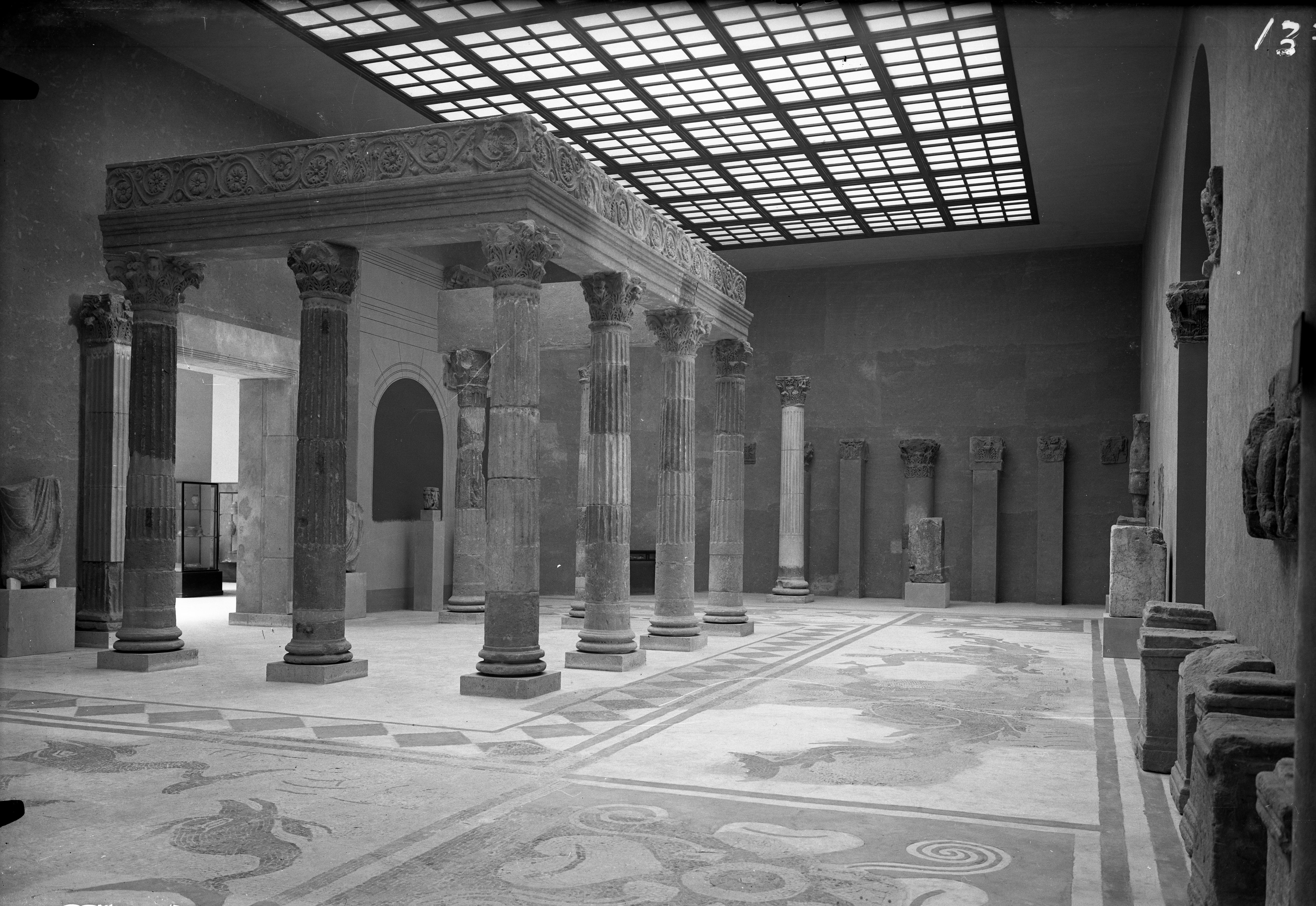 Fotografia en blanc i negre de la museografia dels anys 40 a Barcelona. 
