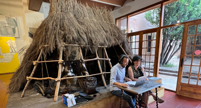 Reproducció d'una cabana prehistòrica a l'interior d'un museu.