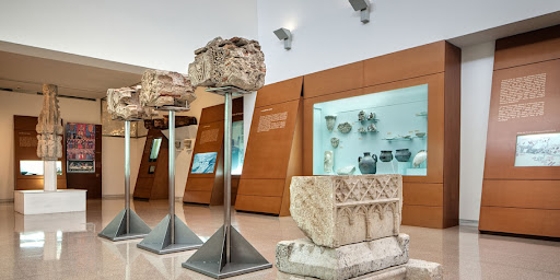 Peces arqueològiques en un museu.