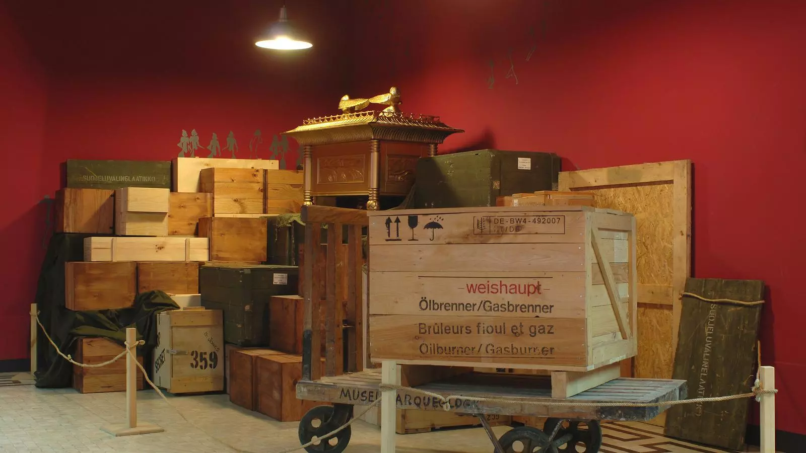 Conjunt de caixes i altres objectes d'atrezzo