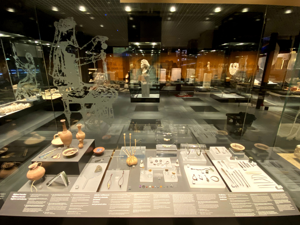 Vitrina amb objectes arqueològics en l'interior d'un museu.