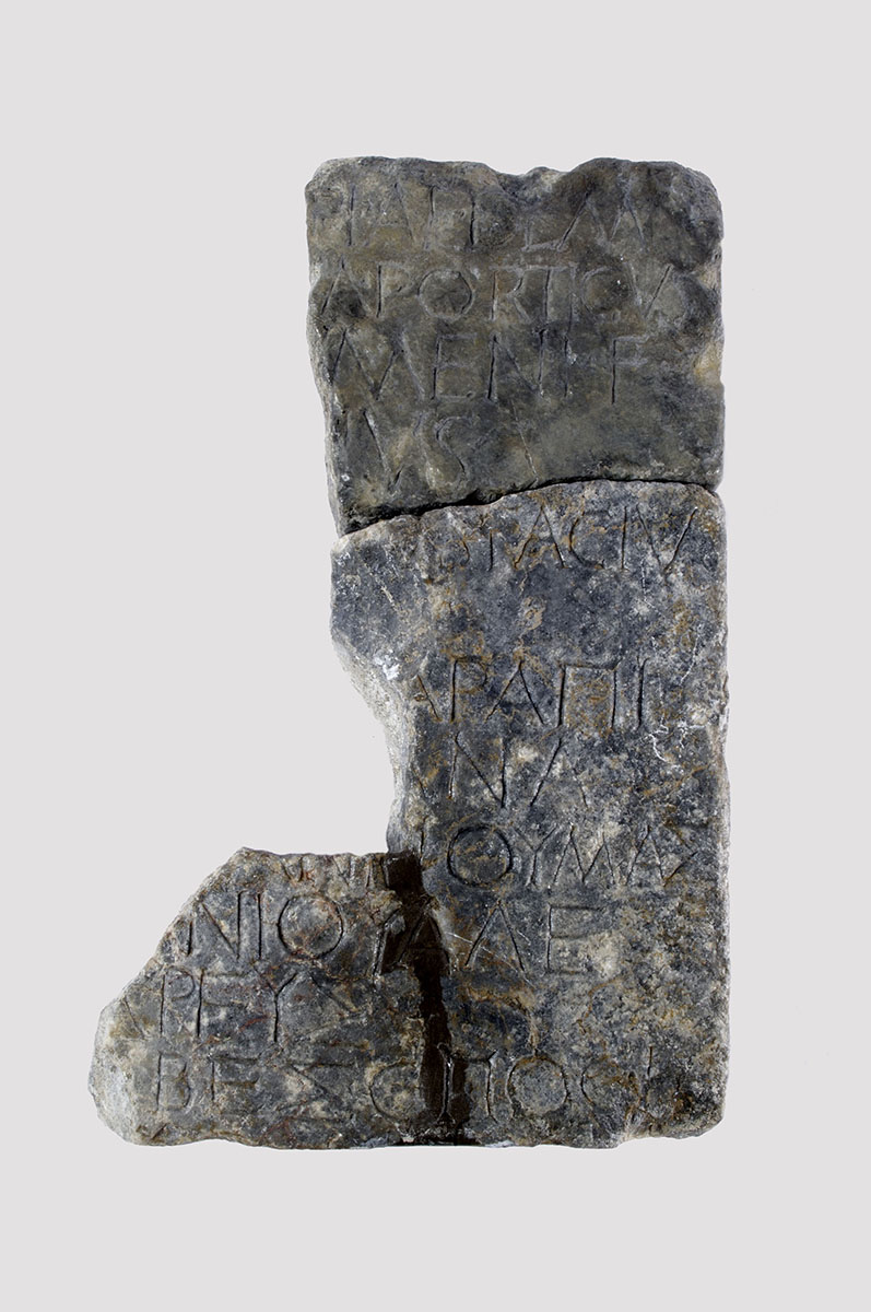 Peça amb inscripció.