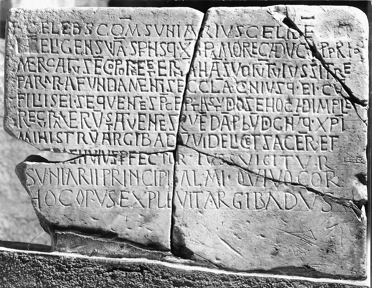 Peça amb inscripció.