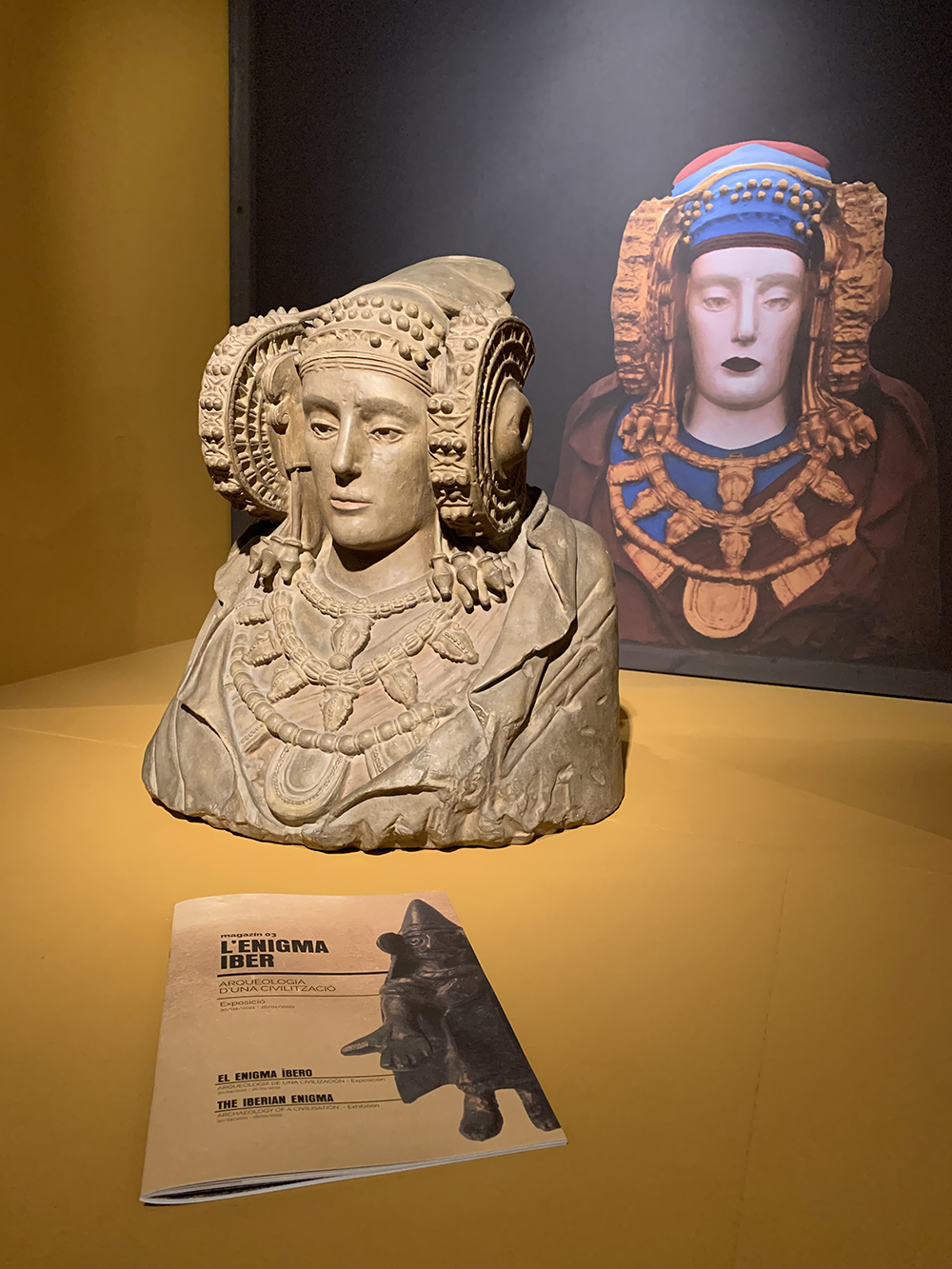 Reproducció de la dama d'Elx amb una revista davant